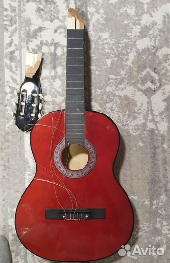 Чехол для гитары и сломанная гитара