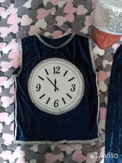 Костюмы часов и Санты на прокат