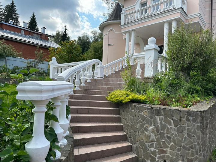 Коттедж 565 м² на участке 13 сот.