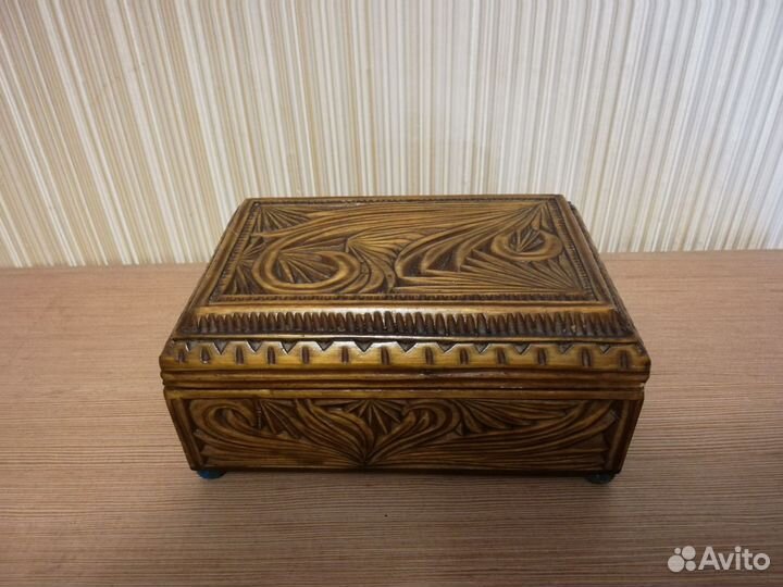 Шкатулка деревянная резная