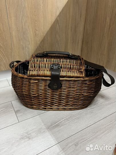 Корзина для пикника с посудой и пледом