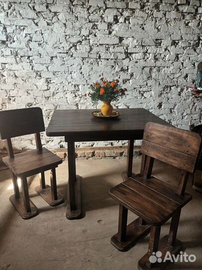 Стол и стулья