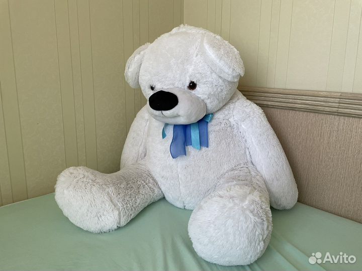 Большой плюшевый медведь