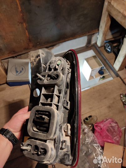 Задний левый фонарь