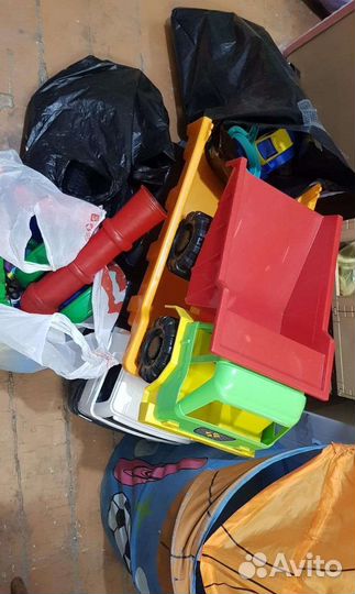 2 огромные машины + 3 пакета игрушек + корзина