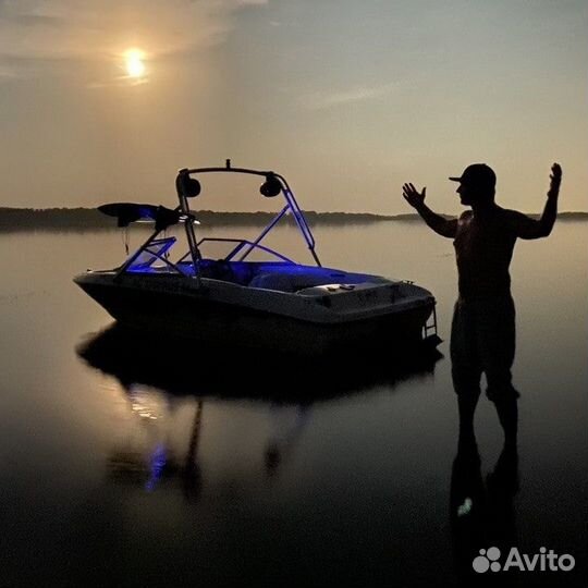 Аренда катера \ Прогулки на катере \ Вейкборд