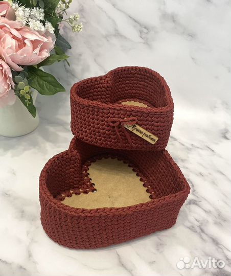 Вязаная интерьерная корзина «Сердце»