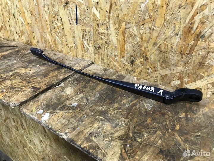 Поводок стеклоочистителя передний правый Skoda