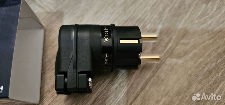 Угловой сетевой коннектор Furutech Fi-e12L (G)