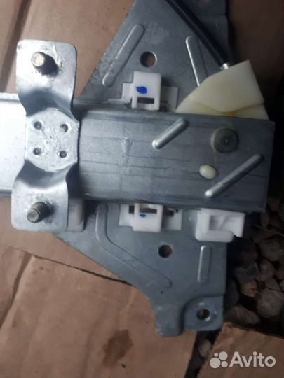 Подьемно-опускной механизм стекла на задн. дверь