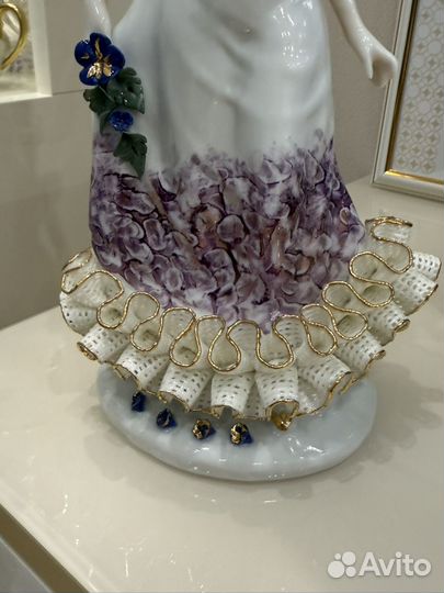 Статуэтка. Девушка. Фарфор Румыния. Кружевница