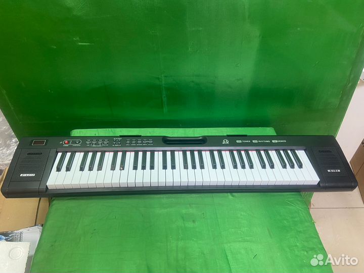 Синтезатор 61 клавиша