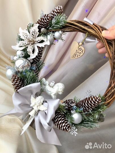 Новогодний венок на дверь из лозы