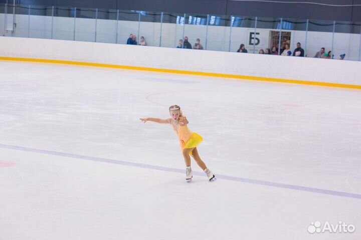 Желтое платье для выступлений по фигурному катанию