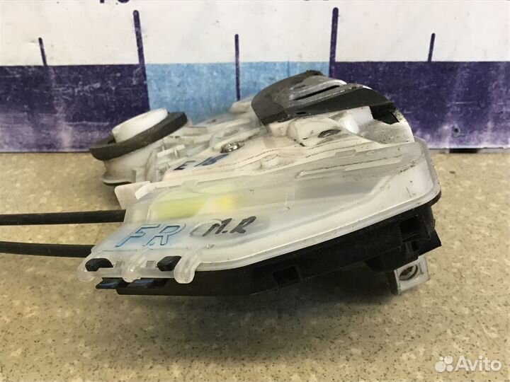 Замок двери передней правой Toyota Corolla E18 201