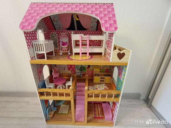 Кукольный домик с мебелью