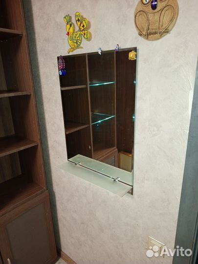 Зеркало настенное с полкой