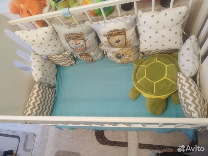 Детская кроватка с маятником и ящиком