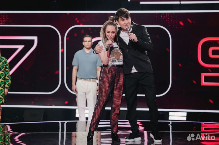 Звездная ведущая и певица