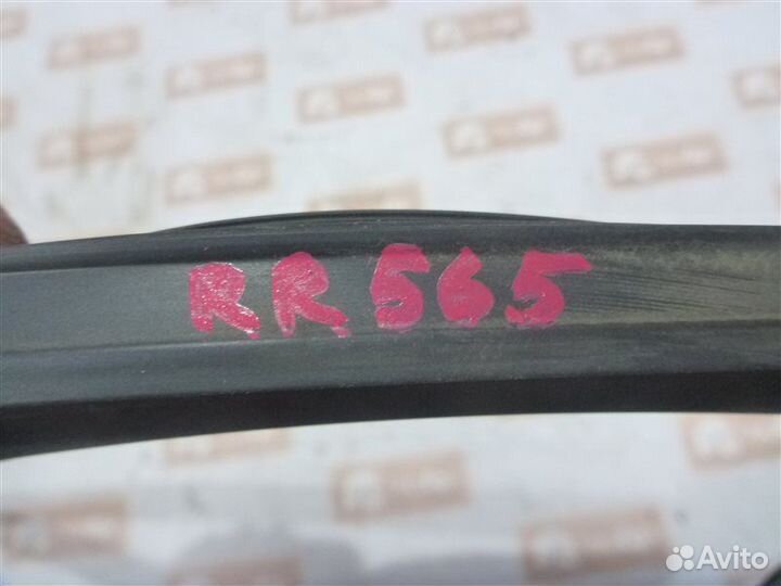 Уплотнительная резинка стекла задняя правая Toyota