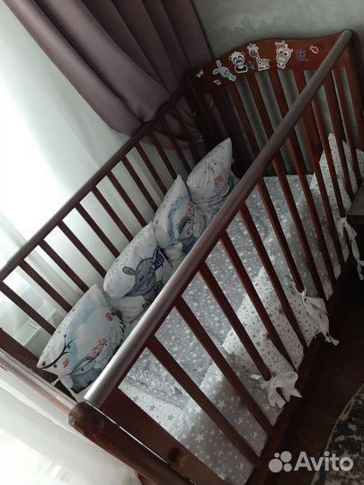 Детская кроватка с маятником и ящиком