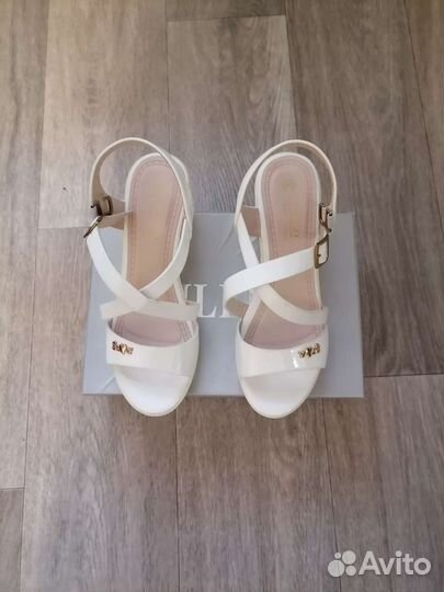 Босоножки женские