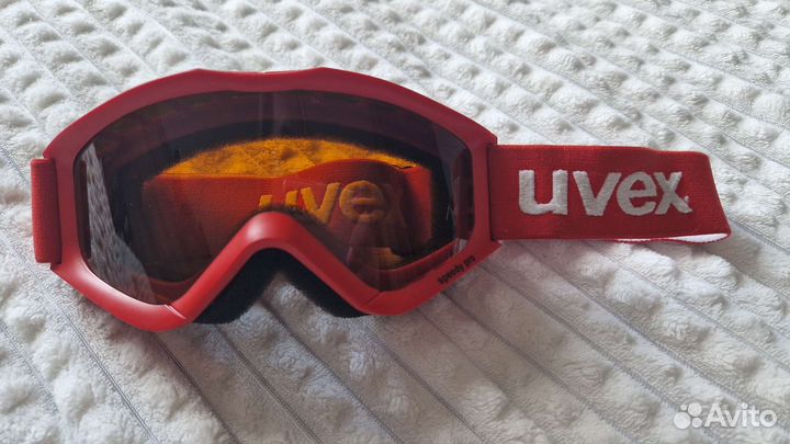 Горные лыжи, шлем и очки