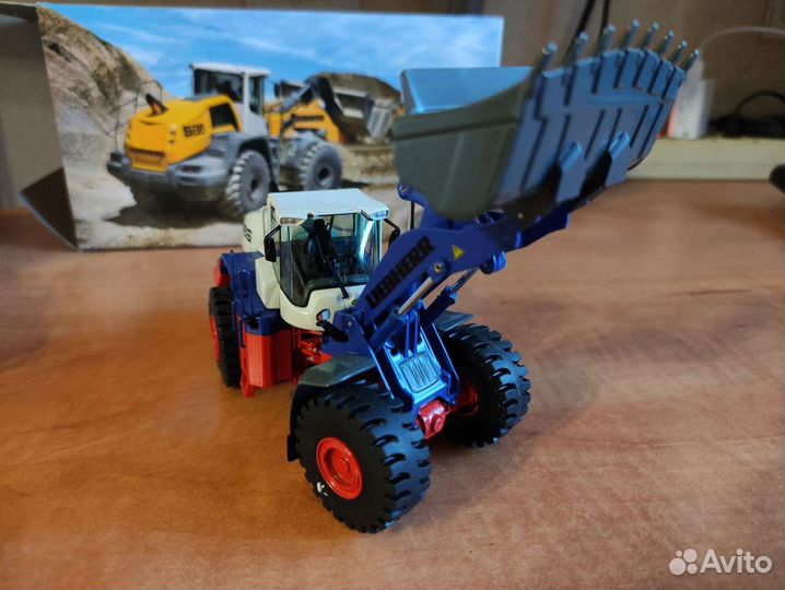Модель колесного погрузчика Liebherr L586
