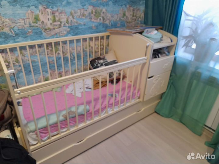 Детская кроватка с маятником и комодом