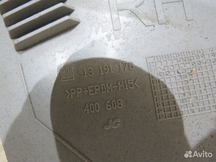 Обшивка задней стойки правой Opel Astra H