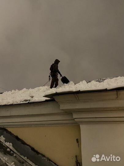 Чистка снега с кровли