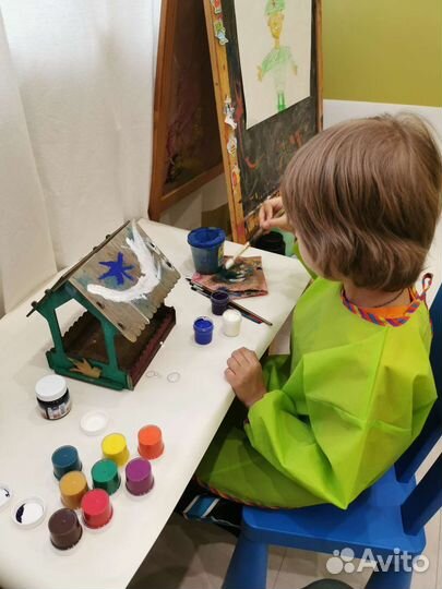 Няня на неполный день, сопровождающая