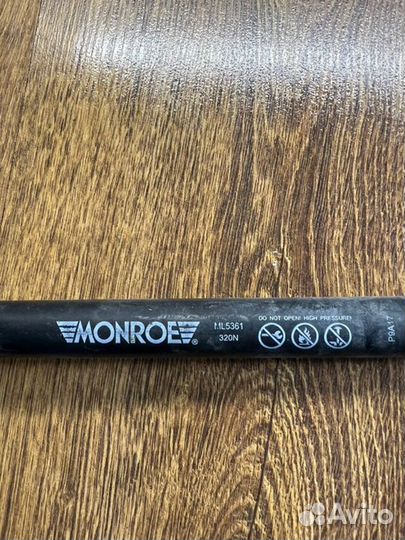 Амортизатор капота передний правый Volvo Xc90