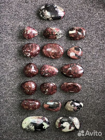 Галька эвдиалит