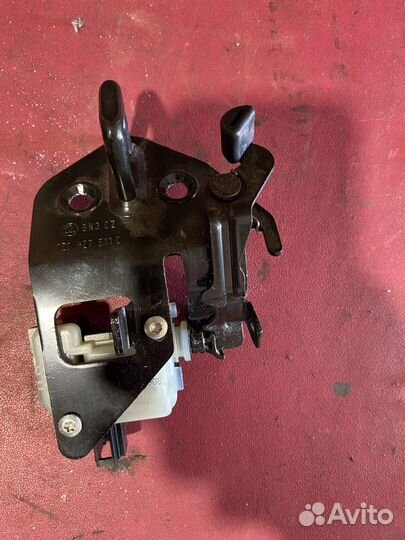 Ответная часть замка багажника Skoda Octavia a5