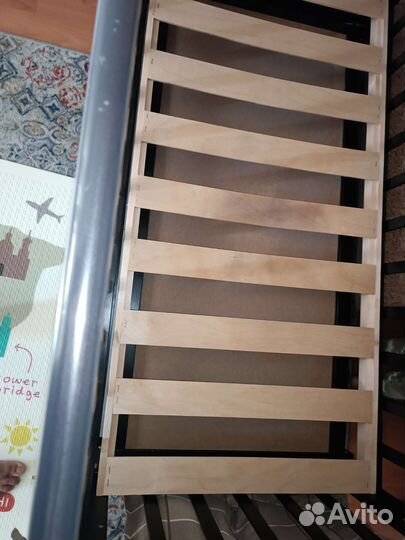 Детская кроватка с маятником