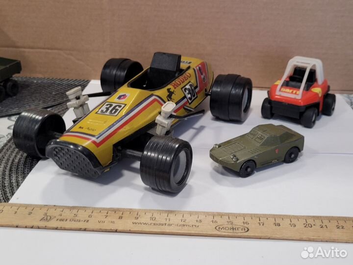 Модель машинки и военная техника