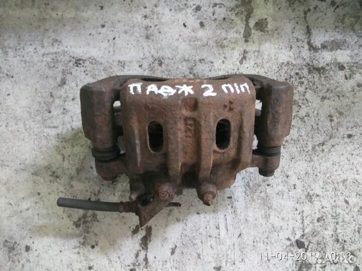 Суппорт передний правый на Мицубиси Паджеро 2