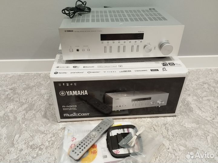 Yamaha R-N303 Silver argent