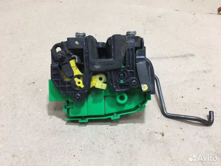 Замок двери задний левый Kia Rio 3 седан