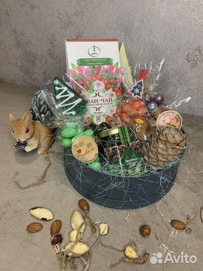 Подарочный бокс с орешками, медом, сухофруктом