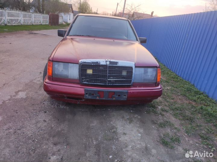 Разбирается Mercedes Benz w124 230 МКПП