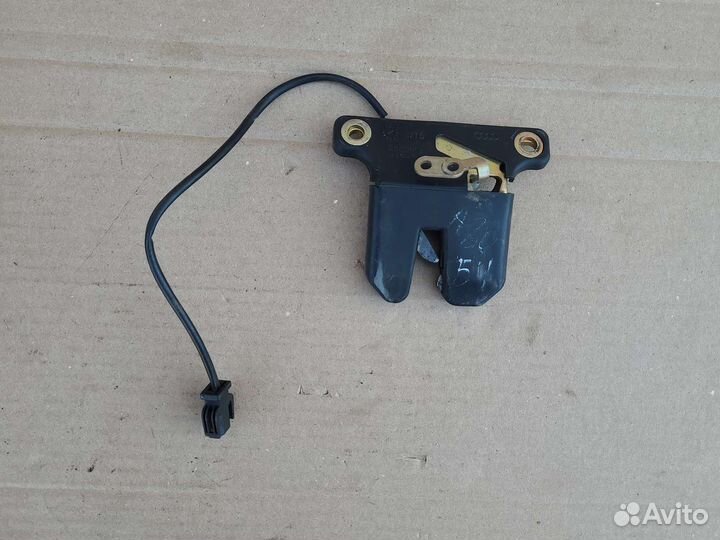Замок крышки багажника задний Audi 80 B4