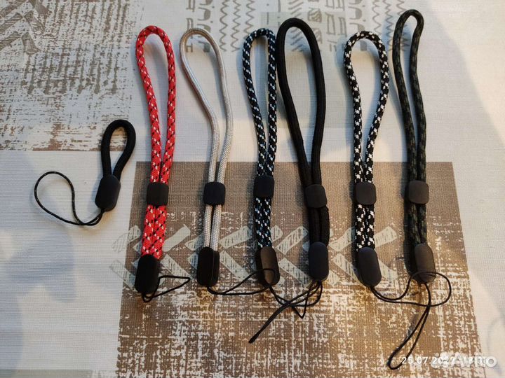 Шнурок на запястье для телефона