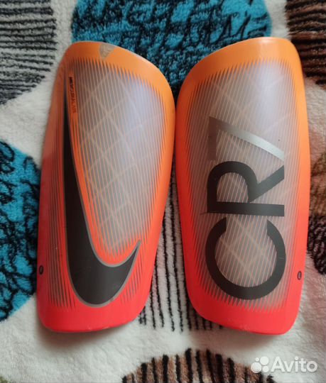 Футбольные щитки nike mercurial lite