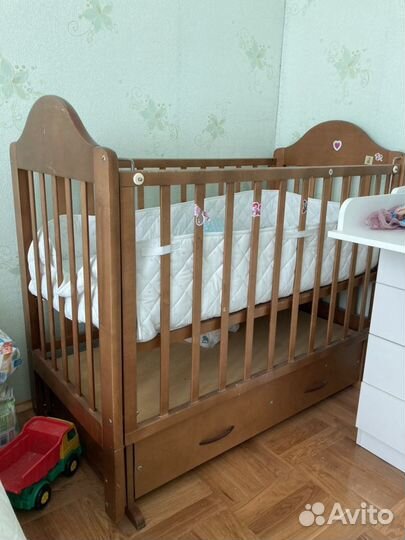 Детская кроватка с маятником