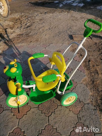 Велосипед трёхколёсный с ручкой