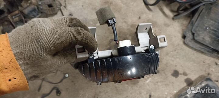 Стоп сигнал средний Kia Carnival 2002-2006