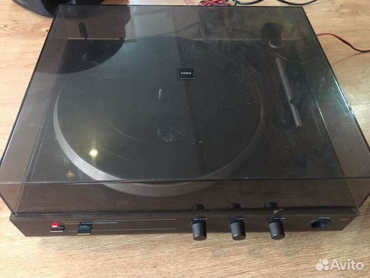 Проигрыватель с колонками и пластинками