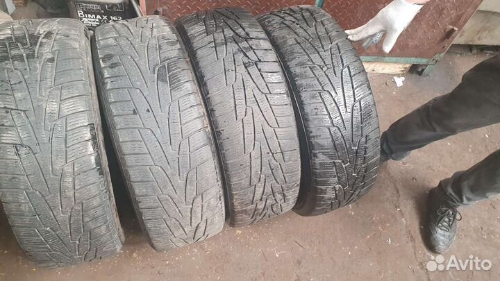 Kumho I'Zen Stud Snow KW11 235/60 R18